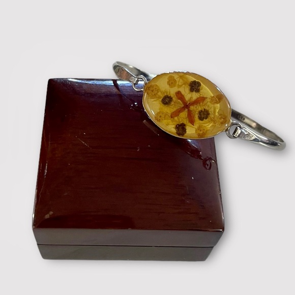 Vintage 1970s Sterling Silver Bangle Bracelet With Dried Flowers in Resin - Picture 3 of 8